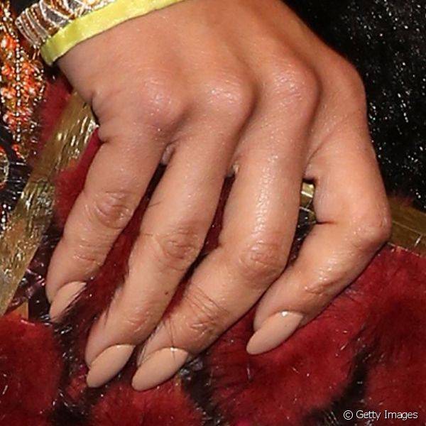 Esmaltações mais tradicionais, como o esmalte nude, também aparecem nas unhas de Dascha